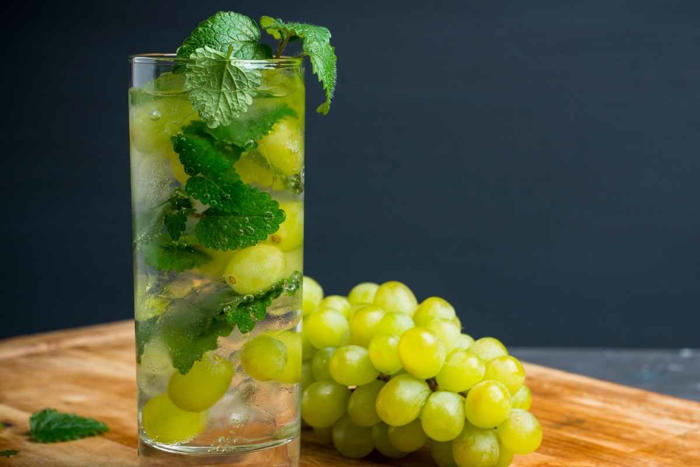 delicioso y refrescante mojito de uva, la mejor bebida para el verano