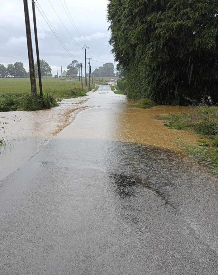 « déjà 113 mm en trois heures » : de forts orages en cours en mayenne, plusieurs routes inondées