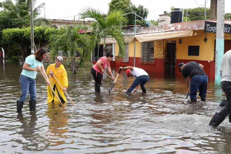 Autoridades colaboran con ciudadanía para combatir inundaciones en Chetumal, el 15 de junio de 2024. Foto Cuartoscuro