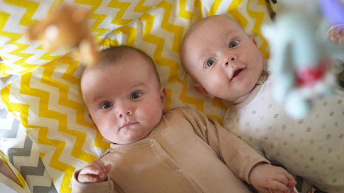 7 précautions à prendre pendant la grossesse si vous attendez des jumeaux, selon une gynécologue