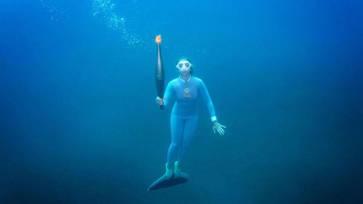 jo paris 2024 : les images spectaculaires de la flamme olympique sous l’eau, à 20 m de profondeur