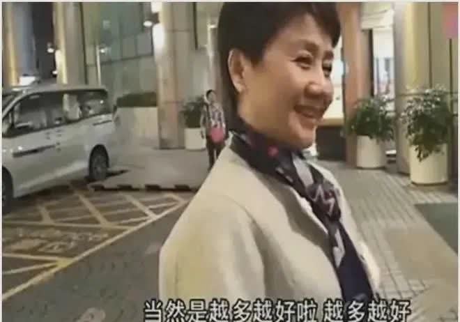 奚梦瑶陪婆婆看女排，互动似母女，“旺夫”不输郭晶晶