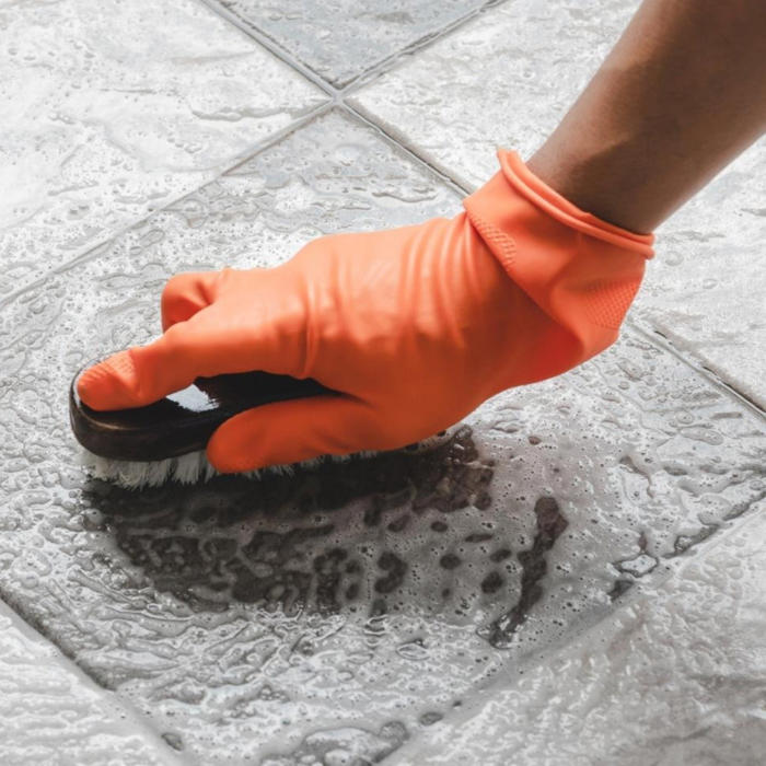 mezcla natural para blanquear y desinfectar las juntas del piso sin dañar el medio ambiente