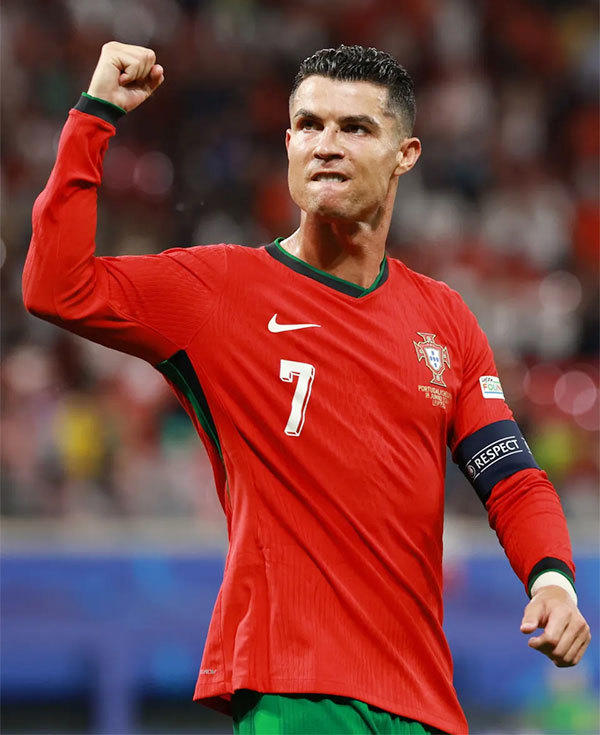 C. Ronaldo và các đồng đội giành chiến thắng nhọc nhằn 2-1 trong trận ra quân Euro 2024. Ảnh: EPA