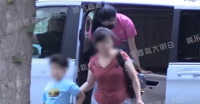 网爆陈晓净身出户也要离婚，细看俩人这两年，反常的事还真不少