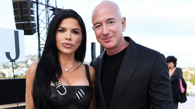 Jeff Bezos und seine Verlobte Lauren Sánchez lassen es sich auf Mykonos gut gehen - inklusive Heli-Flügen, mit dem selbst mitgebrachten Hubschrauber.