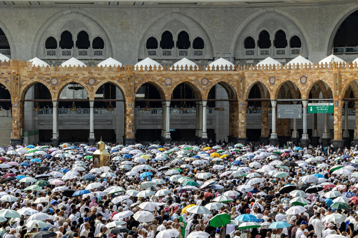 Jemaah haji melaksanakan tawaf wada (tawaf perpisahan) mengelilingi Ka'bah di Masjidil Haram, Makkah, Arab Saudi, Selasa (18/6/2024). Mereka memakai payung untuk melindungi dari cuaca terik. Foto: AFP