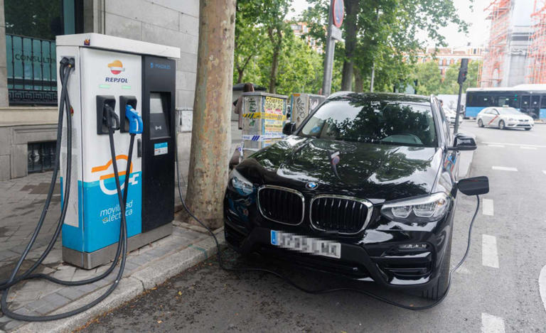 Casi el 50% de los propietarios de coches eléctricos se arrepienten de su compra: estas son las razones