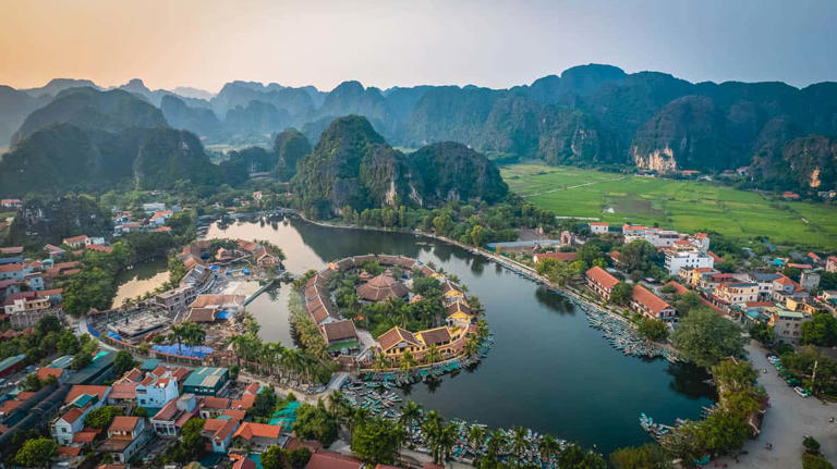 Ninh Binh is a province in northern Vietnam that is quickly gaining popularity among backpackers (like Ha Giang Loop)....