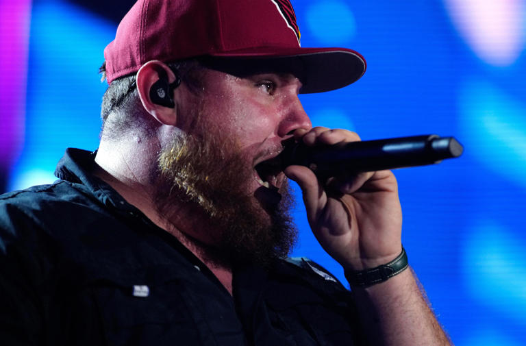 What time does Luke Combs go on stage? When to expect the singer at