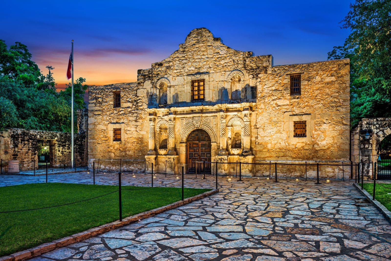 Image credit: Shutterstock / Sean Pavone <p>Discover the rich history of the Alamo and enjoy the scenic River Walk. A daily budget of $70 covers meals, attractions, and accommodations.</p>