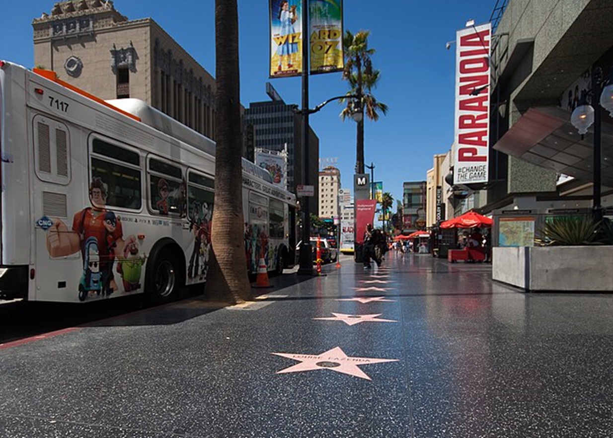 <p>Currently, there are 2,777 stars on the Hollywood Walk of Fame, and tourists might just want to soak in the symbolic importance of the stars themselves—the history of entertainment associated with them. </p>  <p>However, even if it's <em>not </em>crowded,<strong> the atmosphere is dismal.</strong></p>