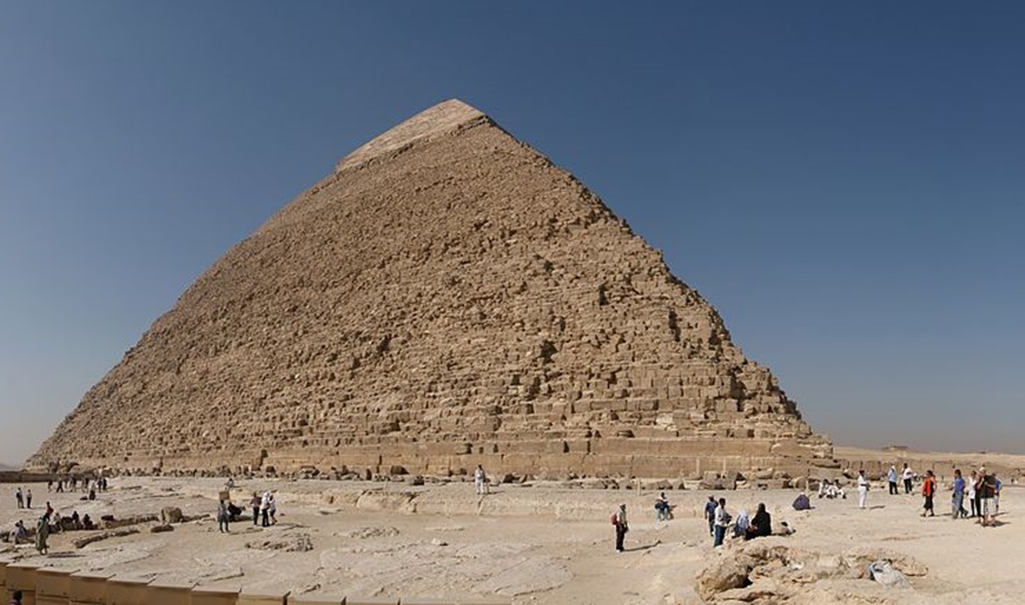 <p>Obviously, it can't be denied that the pyramids are awe-inspiring. They are markers of human history that are difficult for us to grasp—and viewing them can be a surreal experience. However,<strong> there are some problems tourists should be aware of.</strong></p>