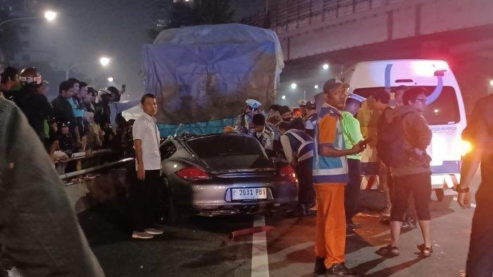 sosok pengemudi porsche tewas tabrak truk di jakarta berstatus mahasiswa,data nopol mobil janggal