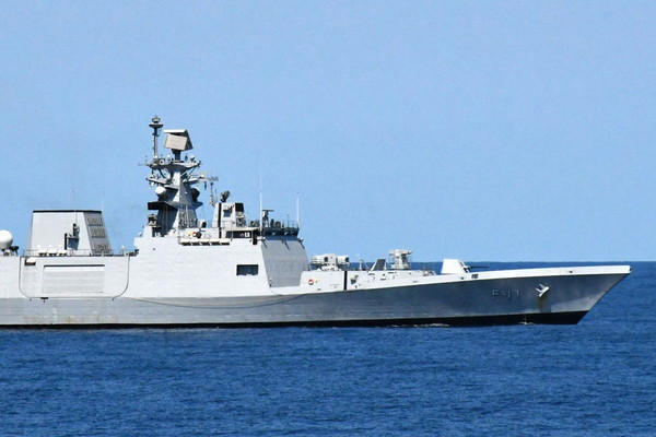 インド海軍のフリゲート艦「シヴァリク」（画像：海上自衛隊）。