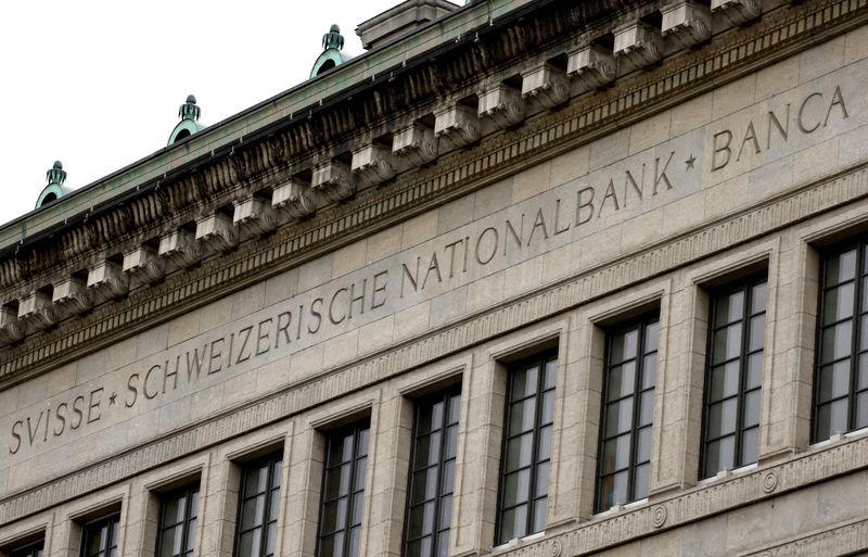 banca nazionale svizzera continua a tagliare tassi