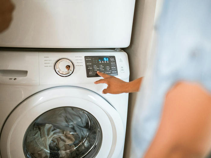 las lavadoras tienen una función que casi nadie conoce. sirve para quitar las manchas de comida como hacían nuestras abuelas