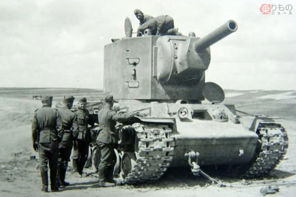 「世界最大の戦車砲」どんだけビッグ？ 新型140mm砲もまだまだ小さい!? なぜ巨砲は消えたのか