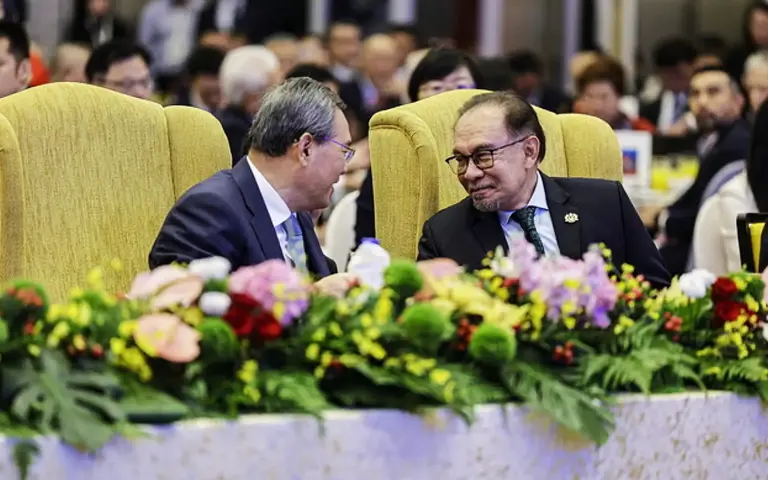Prime Minister Anwar Ibrahim and Chinese Premier Li Qiang at the Malaysia-China Business Community luncheon in Kuala Lumpur today. (Bernama pic)