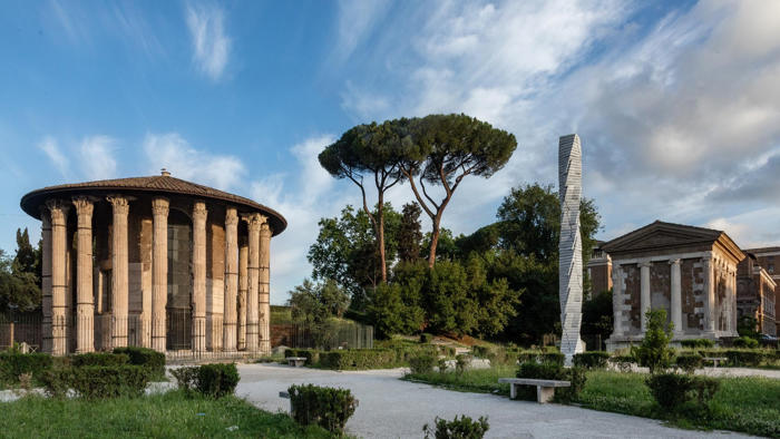 nel cuore storico di roma: cinque monumentali opere d'arte scultoree si alzano verso il cielo