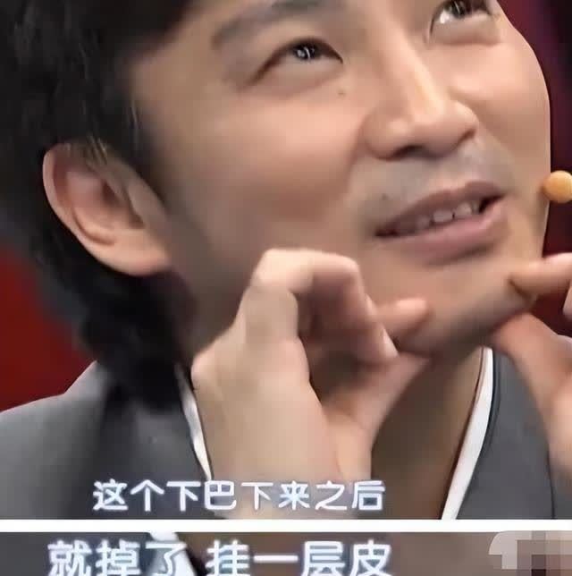 因一句话被砍掉下巴，缝130针才抢救回来，如今这位男歌手转行靠卖马桶为生