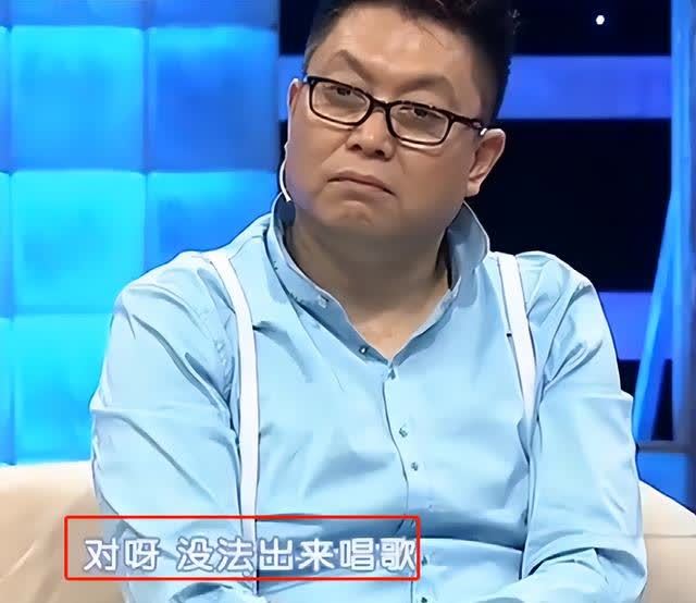 因一句话被砍掉下巴，缝130针才抢救回来，如今这位男歌手转行靠卖马桶为生