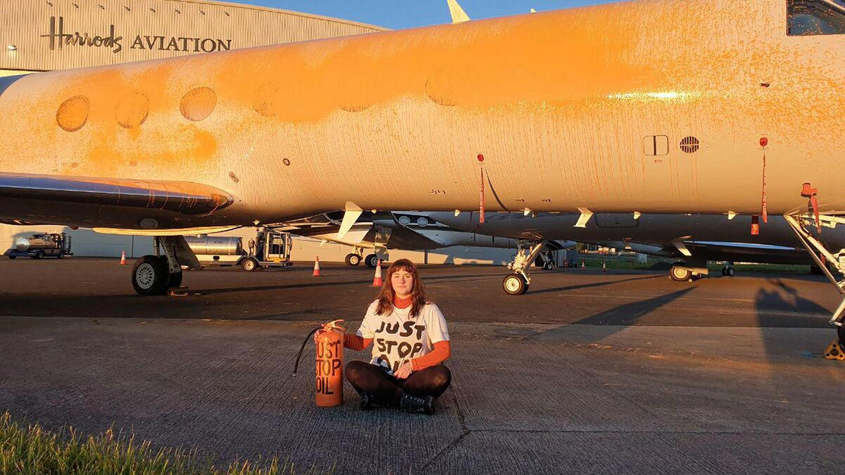 taylor swift : des militantes écologistes aspergent deux avions alors qu’elles ciblaient le jet privé de la chanteuse