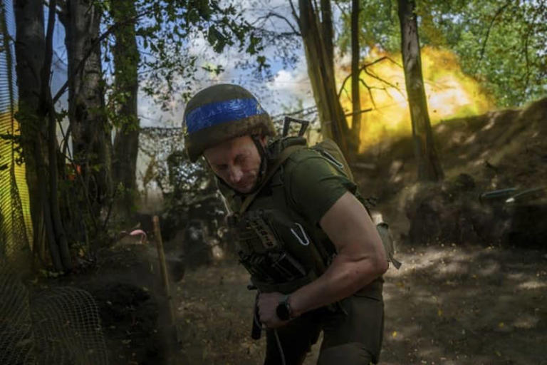 Ein ukrainischer Soldat feuert an der Frontlinie in Charkiw auf russische Stellungen.