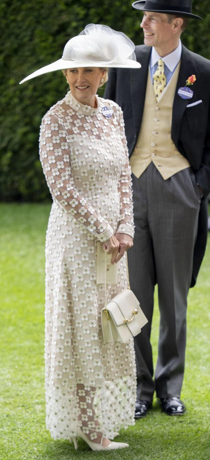 the duchess of edinburgh is the epitome of classic glamour at ascot