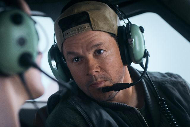 mark wahlberg is a pilot with deadly motives in tense trailer for mel gibson's “flight risk ”(exclusive)
