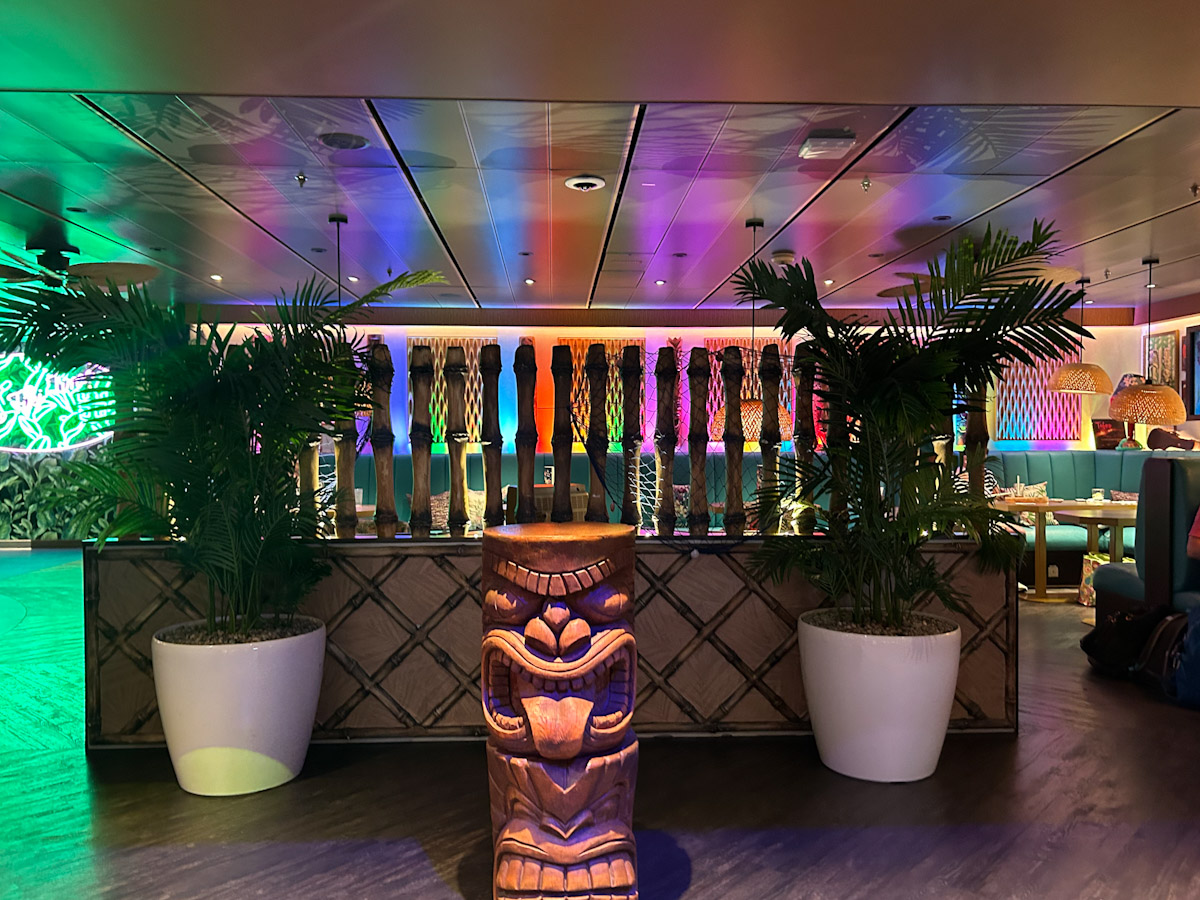 <p>The Bamboo Lounge is a super cool cocktail bar, one of the more chilled bars on the Royal Promenade. It’s a great place to meet friends or people-watch. </p>
