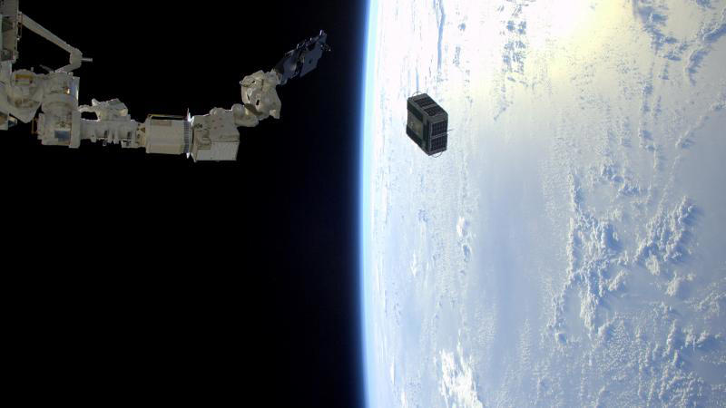un satellite russe éclate, des astronaute en alerte