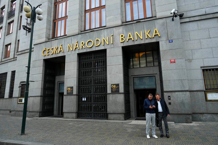 banco central checo vuelve a reducir tasa de interés de referencia con inflación a la baja