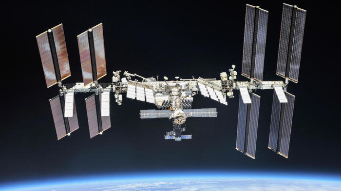 nasa เลือก spacex พัฒนายานเพื่อนำสถานีอวกาศนานาชาติออกจากวงโคจรอย่างปลอดภัย