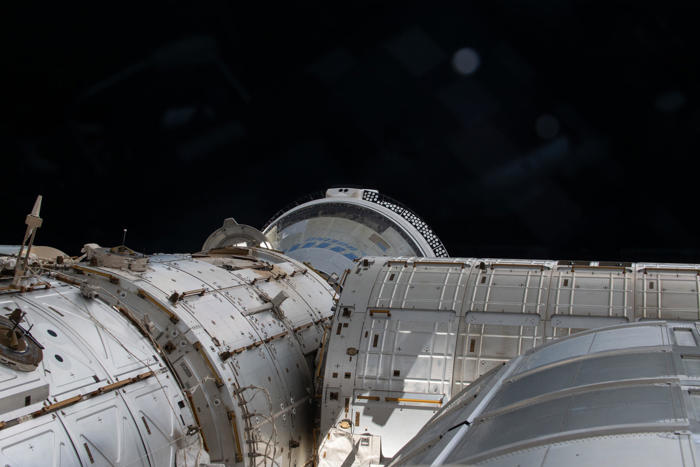 alerta en la estación espacial: astronautas se refugiaron en cápsulas por basura espacial