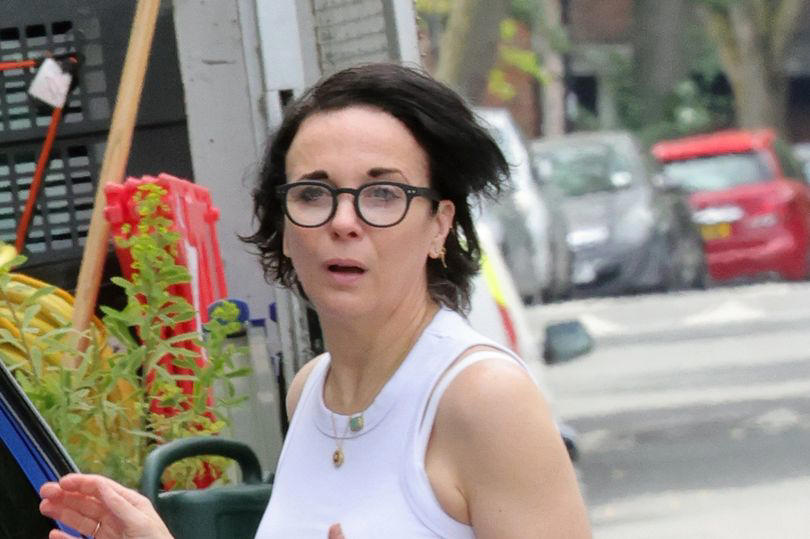 amanda abbington breaks cover in first outing after 'calling police over death threats'