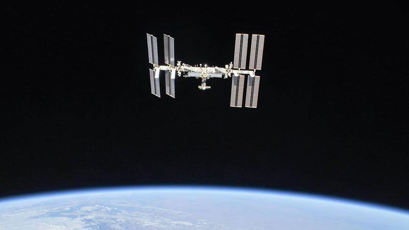 los astronautas de la iss se ven obligados a refugiarse después de que el satélite ruso se desintegre misteriosamente