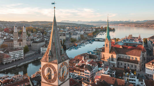 Het oude centrum van Zürich vroeg in de ochtend. Foto: Henrique Ferreira./ Unsplash.com