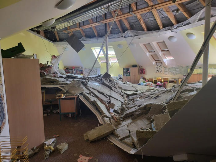 učitelka vyhnala děti ze třídy. krátce na to se ve škole zřítil strop