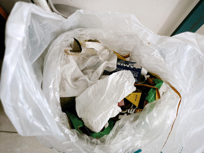 아직 덜 찬 쓰레기봉투 냄새 ‘이것’ 덮어주면 효과 굿!