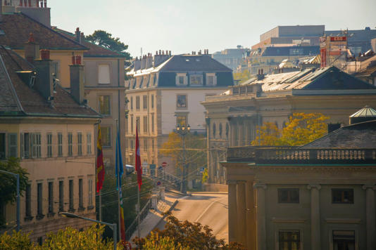 De zon komt op boven het centrum van Genève. Foto: Tom Podmore / Unsplash.com