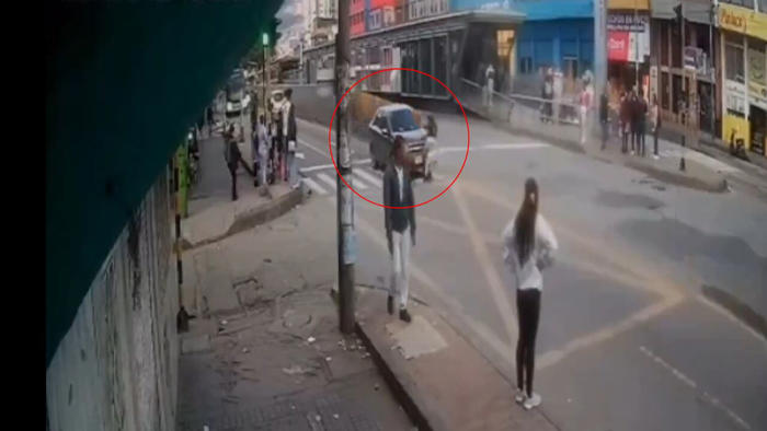 video: impactante momento en que una mujer sale ‘volando’ tras cometer imprudencia al salir de una estación de transmilenio