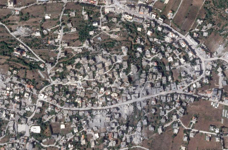 bombas israelíes arrasan áreas de un pueblo libanés cuando hay temor a una guerra más amplia