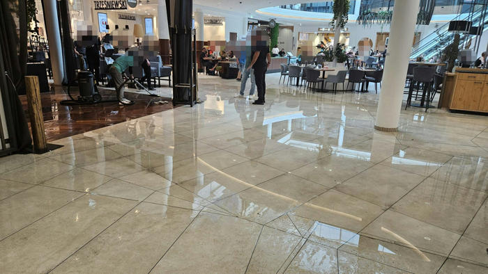 schock für kunden – unwetter überflutet shoppingmall