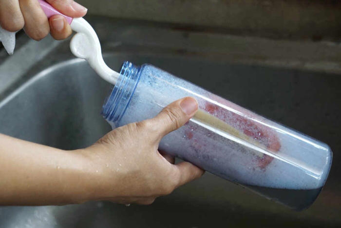 las mejores formas de limpiar tu botella de agua y evitar que acumule microbios, según especialistas