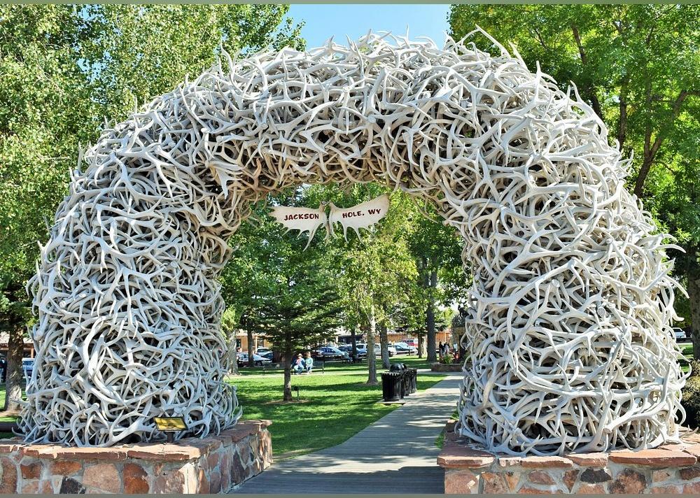 <p>- Rating: 4.5/5 (2,806 reviews)<br>- Address: 150 East Pearl Ave. Jackson, Wyoming<br>- <a href="https://www.tripadvisor.com/Attraction_Review-g60491-d6403360-Reviews-Jackson_Town_Square-Jackson_Jackson_Hole_Wyoming.html">Read more on Tripadvisor</a></p>