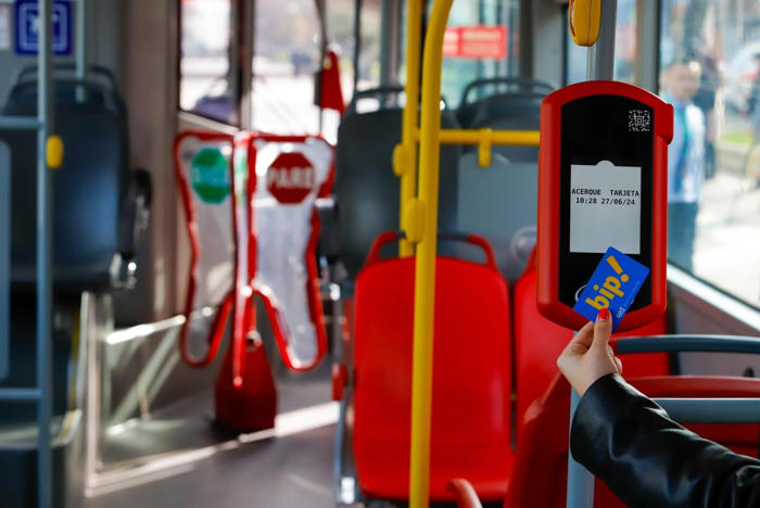 en busca de combatir la evasión en el transporte público: buses red tendrán validadores en puertas traseras