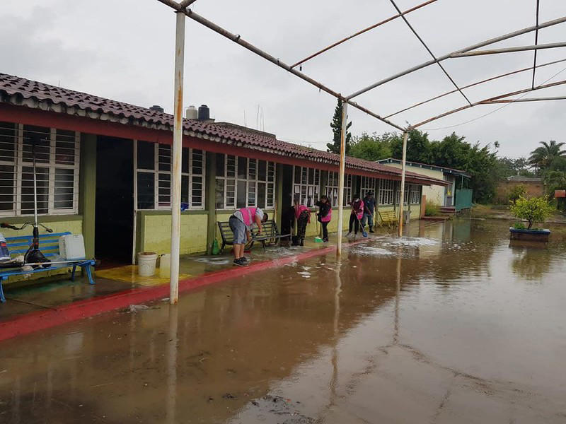 río tepeji se desborda por lluvias, reportan daños en telesecundaria y vivienda