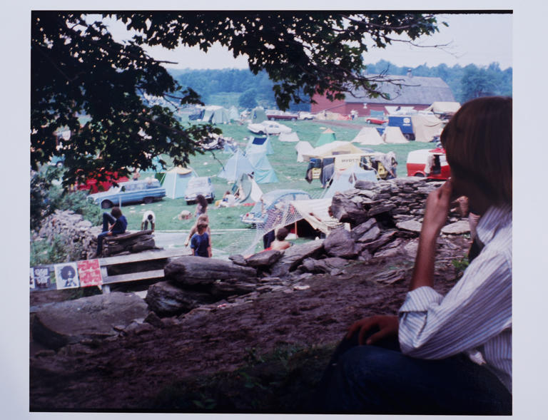 Una fotografía de agosto de 1969 con campistas y tiendas en los terrenos de la Feria de Música y Arte de Woodstock en Bethel, Nueva York. En Bethel, Nueva York la organización sin fines de lucro el Centro para las Artes Bethel Woods, que administra el sitio, tiene ahora nuevas instalaciones de campamento de lujo. (David Shelburne vía AP)