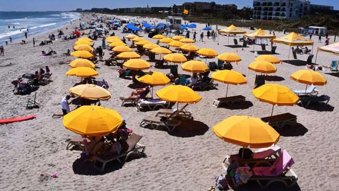 florida: sonnenschirm spießt frau am strand auf